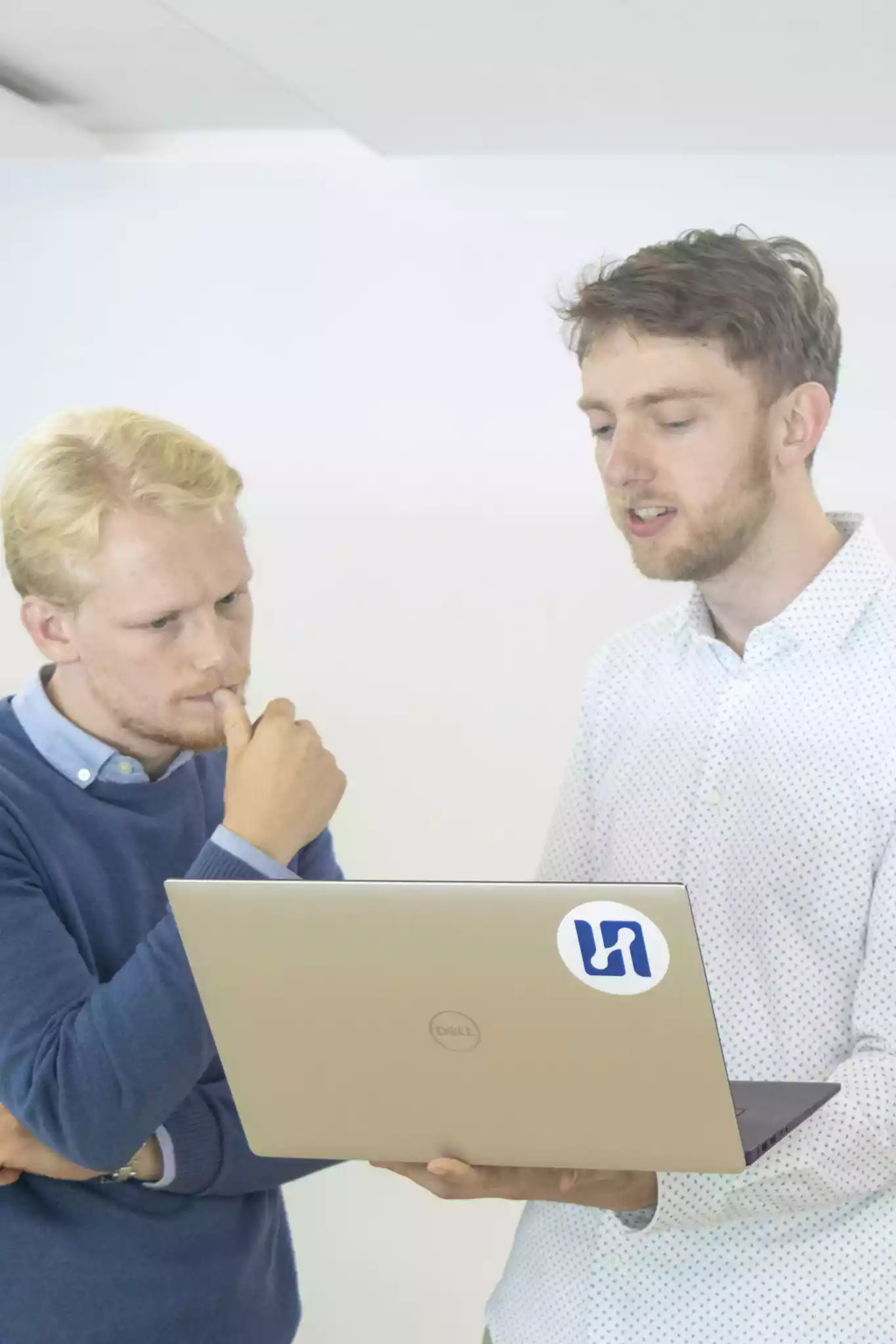 Jeroen and Max discussing data around a laptop